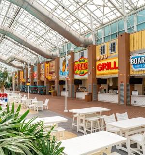 有桌椅和玻璃天花板的商场