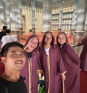 grupa ludzi stojąca na schodach w budynku