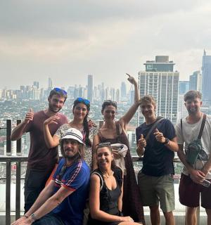 sekumpulan orang bergambar di atas bangunan