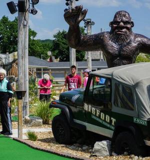 socha medvěda stojícího vedle nákladního auta