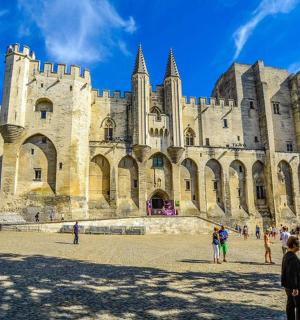 一群人站在城堡前