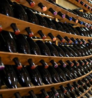 eine Wand aus Weinflaschen in einem Weinkeller