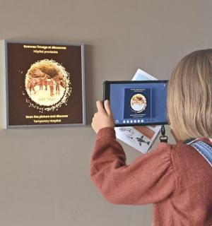 一名女子正在拍摄墙上的标志