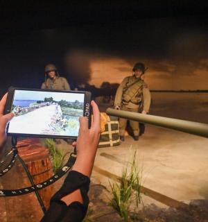 一个人在拍摄一幅枪的画