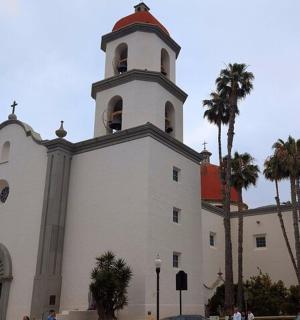 一座带有钟楼的白色大楼