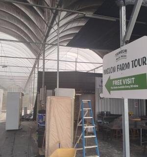 kyltti rakennuksessa, jossa on Roomenna-maatilan kiertokäyntikyltti