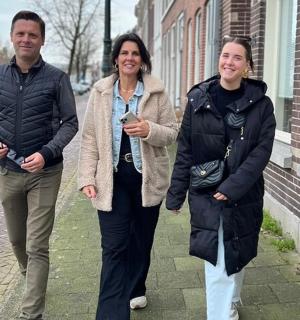 一群人走在街上