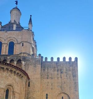 一座有塔楼的建筑，塔顶有十字架