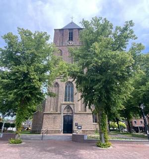 一座有塔楼和钟楼的教堂