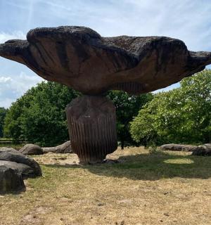 一尊坐在岩石顶上的熊雕像