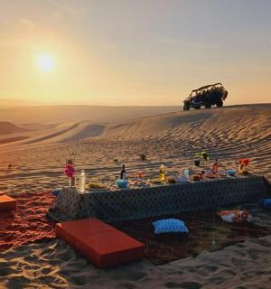 沙漠沙丘上的一群人