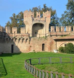 velký hrad s plotem před ním