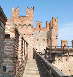 一座巨大的砖砌城堡,有一座桥通往城堡