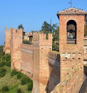 一座带有钟楼的城堡