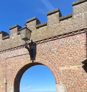 一座带有路灯的砖砌建筑