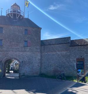 一座顶部有塔楼的大型砖砌建筑