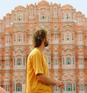 muž stojící před velkou budovou