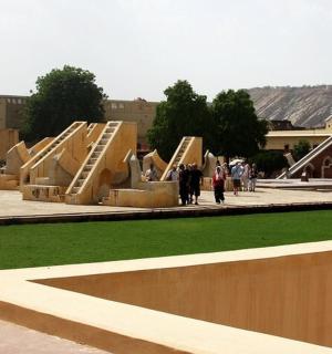 一群人在公园里用木制坡道散步