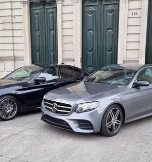 两辆汽车并排停在一栋建筑物前