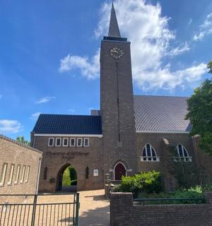 一座带有钟楼的大型砖砌建筑