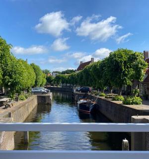 运河景观，其中有一艘船