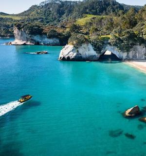 海滩边水中的一艘船