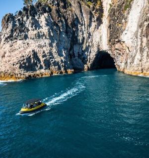 水中洞穴前的一艘船