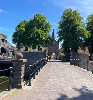 建筑物和教堂旁边的砖砌人行道