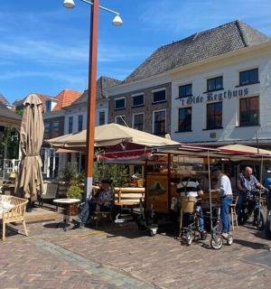 一群人站在一栋建筑物前