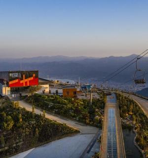 带有滑雪缆车的山的鸟瞰图