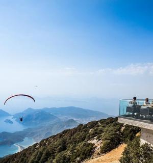 一群人在山顶上放风筝