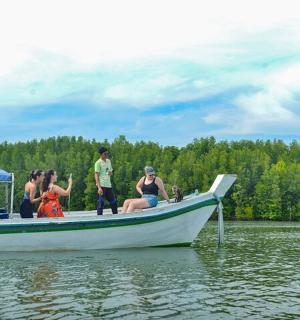 一群人坐在水中的船上