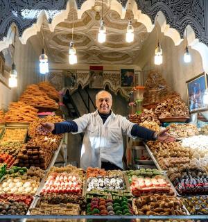 muž stojící před vystaveným jídlem