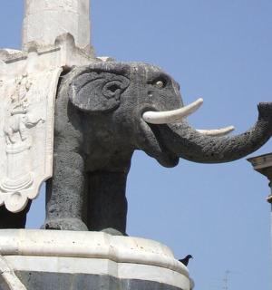 socha slona stojící vedle fontány