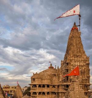 budova s drakem na vrcholu