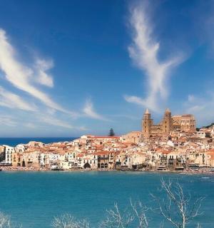 pohled na město na kopci s oceánem