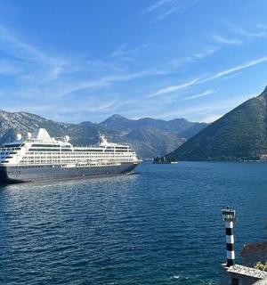 一艘游轮在一片群山环绕的水域中