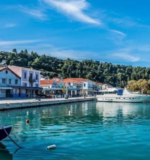 łódź zacumowana przy nabrzeżu w zbiorniku wodnym