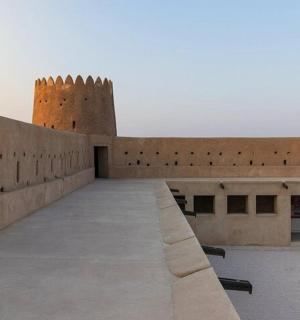 pohled na budovu s hradem v pozadí