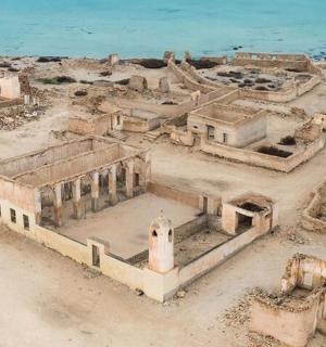an old building in the desert near the ocean