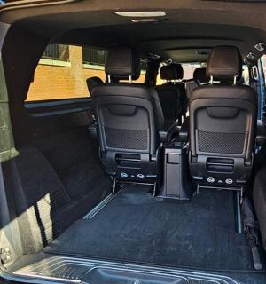 汽车后备箱打开，后门也打开