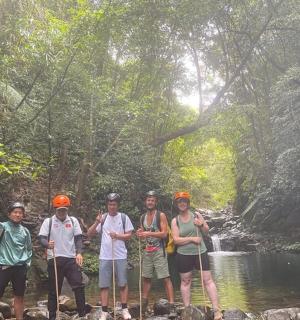 一群人站在河边