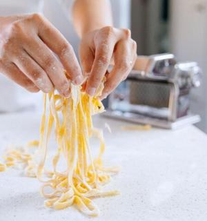 osoba drží špagety na pultu