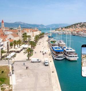 en mobiltelefon som tar et bilde av en havn med båter