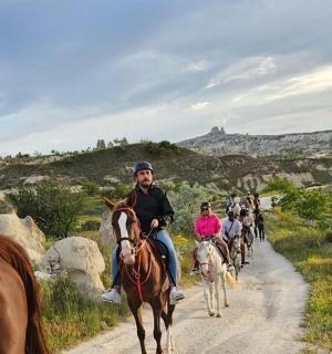 一群人骑马在土路上