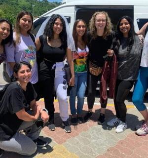 skupina žen stojící před dodávkou