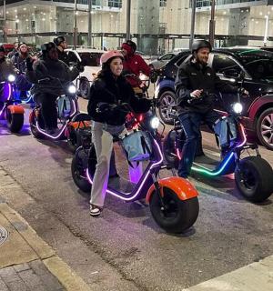 一群人在街上骑摩托车