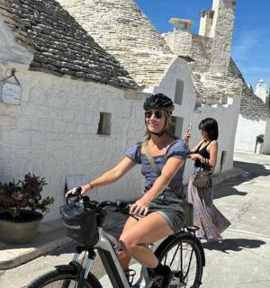 一名女子正骑着自行车沿街行驶