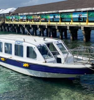 码头旁水中的一艘船