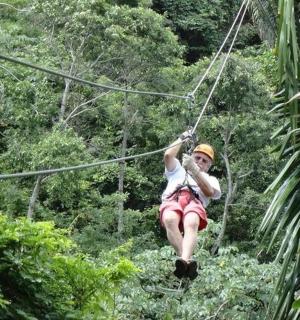 žena na zip line v džungli